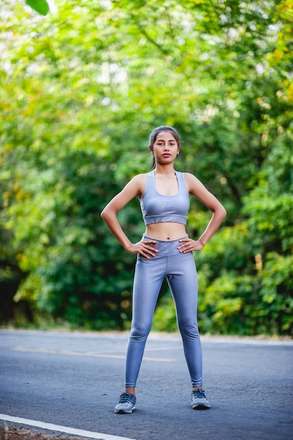 Femme faisant de l'exercice avec bonheur pour une bonne santé