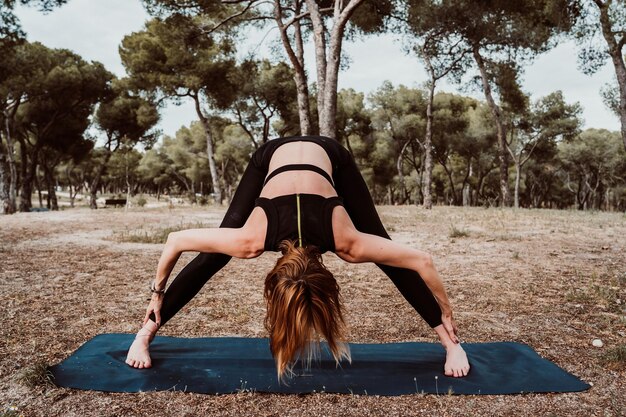 Photo femme faisant de l'exercice dans le parc