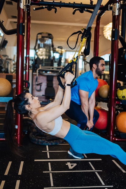 Femme faisant de l'exercice dans la salle de sport