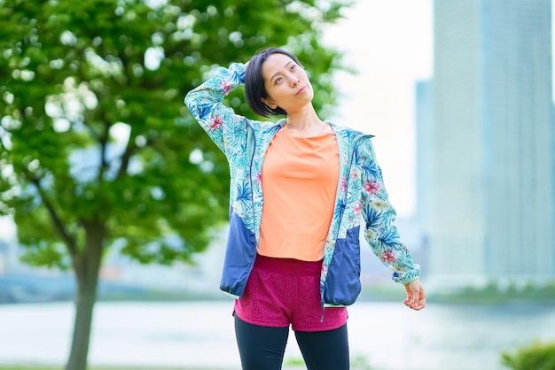 Femme faisant de l'exercice sur un espace vert urbain