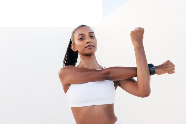 Une femme faisant un exercice d'haltères