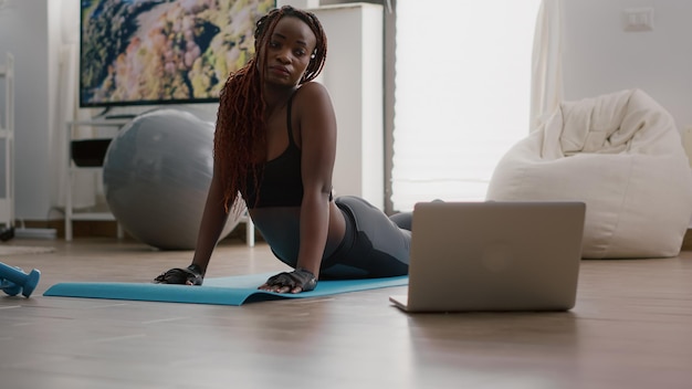 Photo femme faisant de l'exercice à la maison