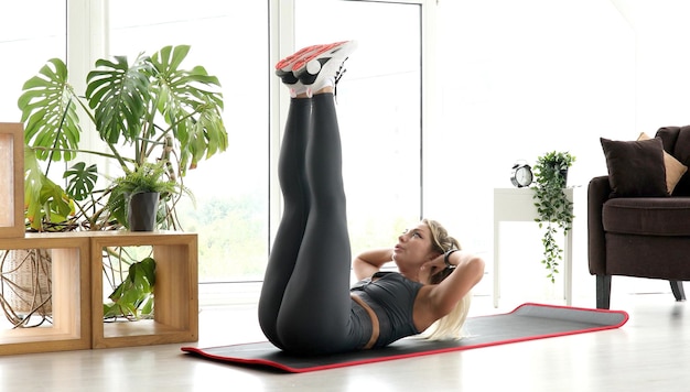 Une femme faisant un exercice de pilates avec ses jambes