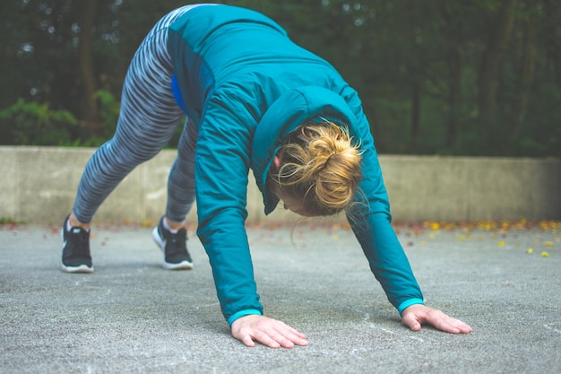 Photo femme faisant de l'exercice sur la route