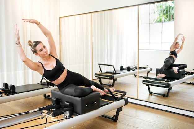 Femme faisant un exercice de yoga sirène