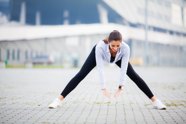 Femme faisant des exercices dans la rue