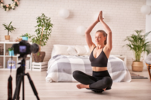 Photo femme faisant des exercices sur un équilibreur spécial sur simulateur.