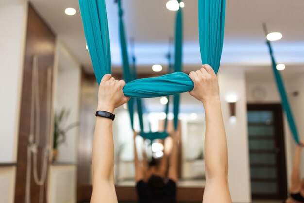 Femme faisant des exercices d'étirement yoga yoga en salle de sport