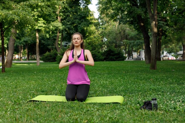 Femme faisant des exercices d&#39;étirement