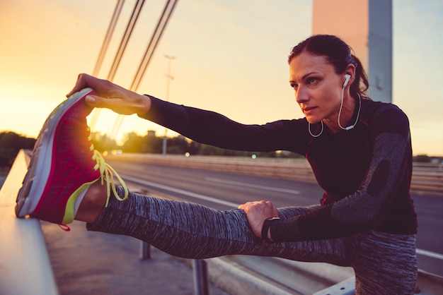 Photo femme faisant des exercices d'étirement