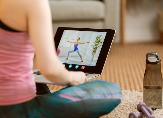 Photo femme faisant des exercices à la maison