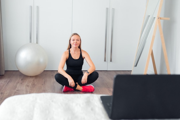 femme faisant des exercices de remise en forme à la maison