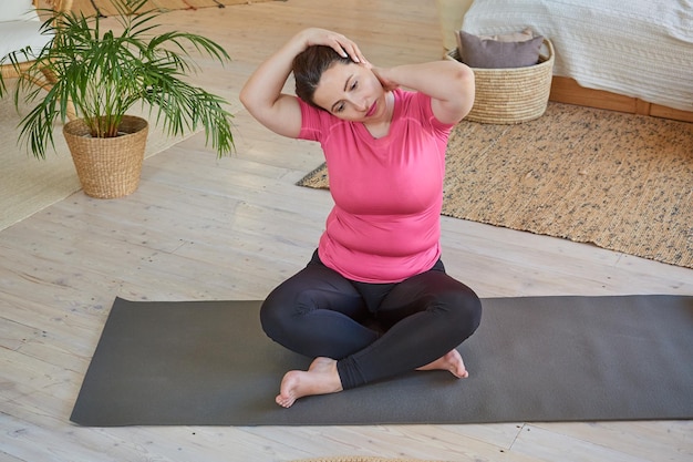 Femme faisant des exercices de santé à la maison concept de yoga