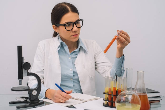 femme faisant des expériences en laboratoire