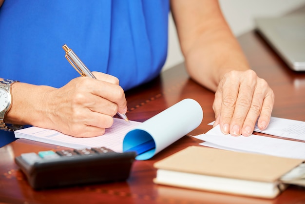 Femme faisant des finances à la maison