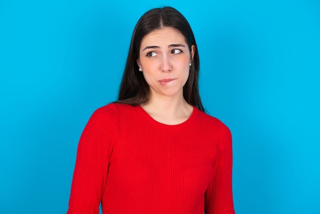 Photo femme faisant la grimace et le visage fou criant hors de contrôle drôle fou exprimant la liberté