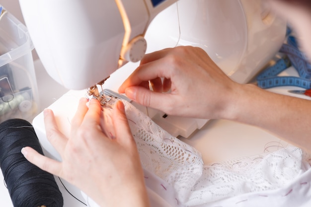 Femme faisant des lignes sur machine à coudre