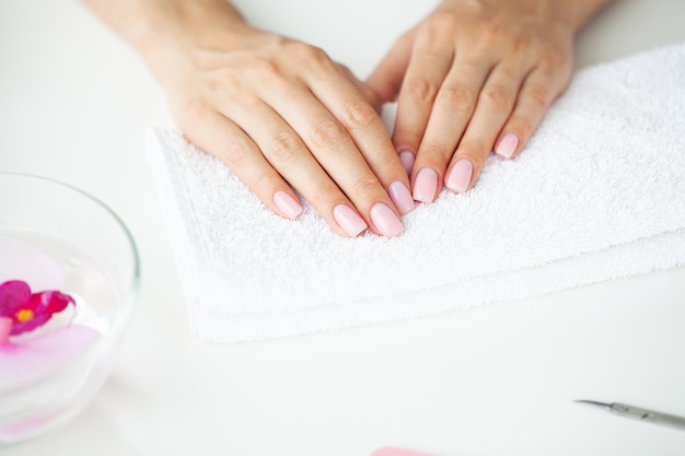 Femme faisant une manucure au repos à la maison