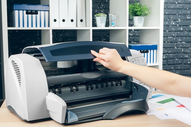 Femme faisant une photocopie à l'aide d'une photocopieuse au bureau