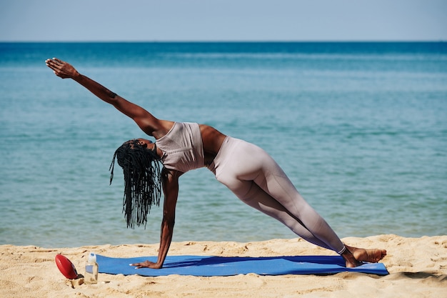 Femme faisant planche latérale étendue