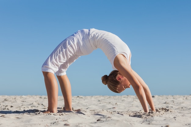 Femme faisant des pose de yoga crabe