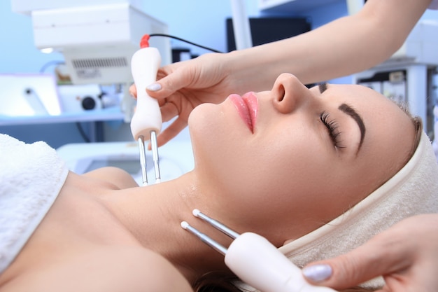 Femme faisant des procédures cosmétiques dans une clinique spa.