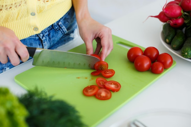 femme faisant de la salade à la cuisine