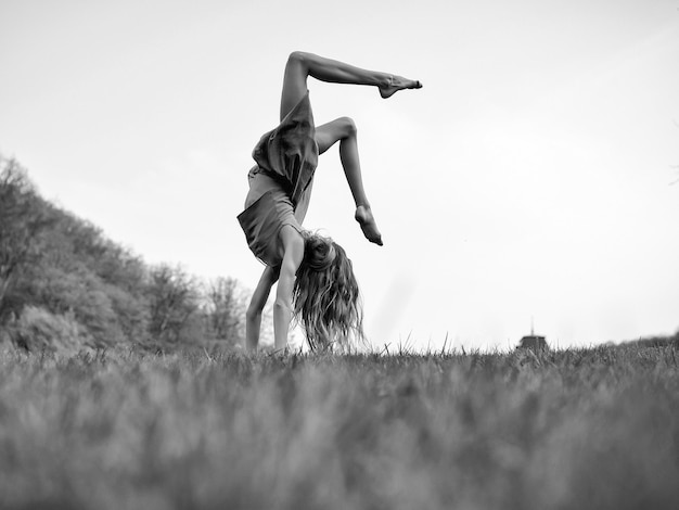 Femme faisant un saut périlleux