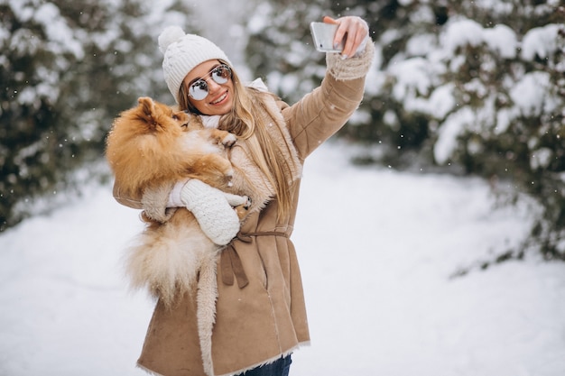 Femme faisant selfie avec chien en hiver