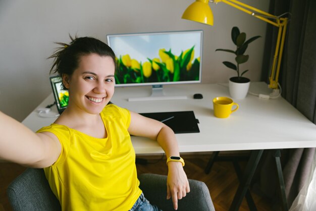 Femme faisant selfie sur son lieu de travail