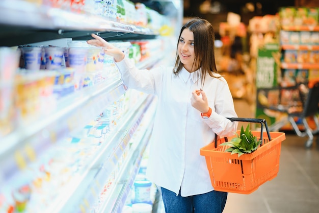 Femme faisant ses courses au supermarché