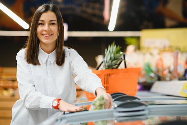 Femme faisant ses courses au supermarché