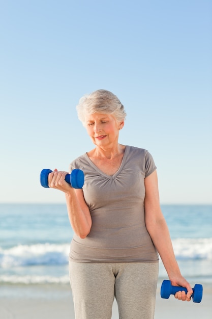 Femme faisant ses exercices à la plage