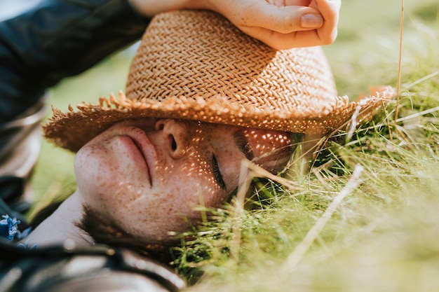 Femme faisant la sieste sur l&#39;herbe