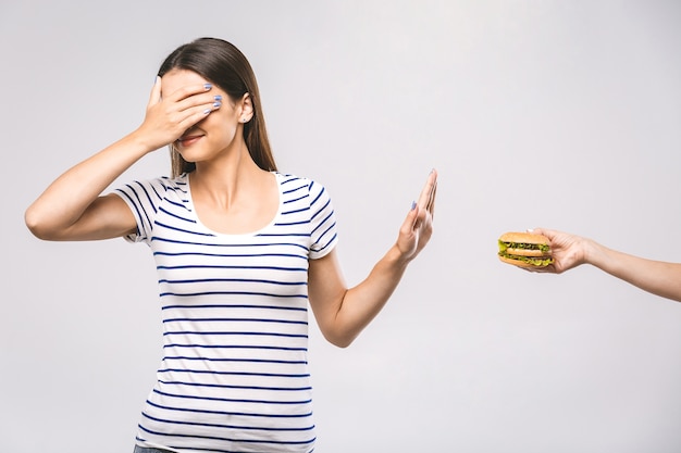 Femme faisant signe non pour refuser la malbouffe