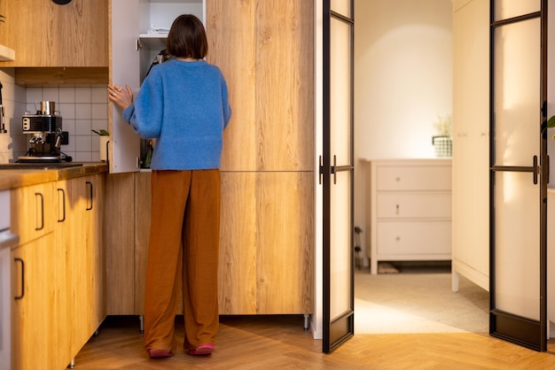 Femme faisant des tâches ménagères dans la cuisine