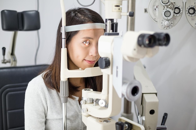 Photo femme faisant des tests oculaires