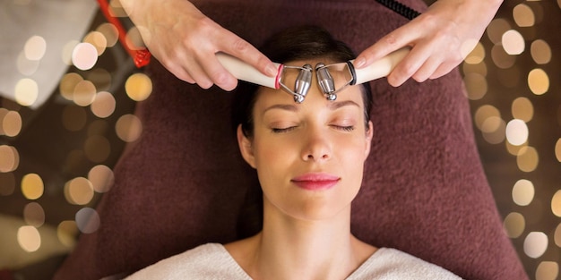 Photo femme faisant un traitement facial hydradermie dans un spa