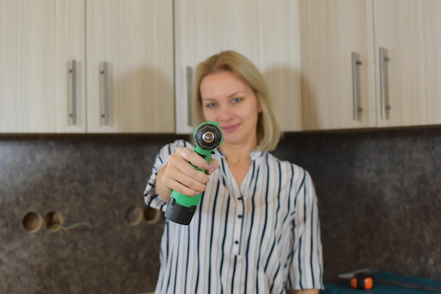 femme faisant des travaux de construction à la maison fille constructeur