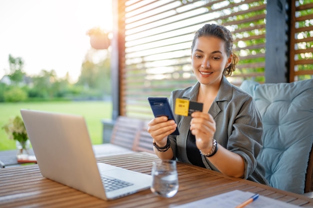 La femme fait des achats en ligne