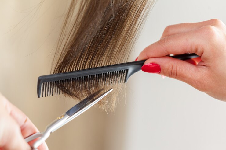 Femme fait une coupe de cheveux