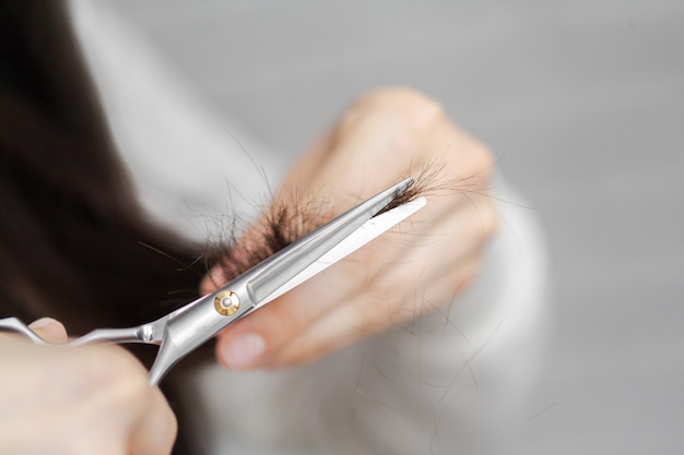 Femme fait une coupe de cheveux