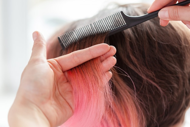 Femme fait une coupe de cheveux