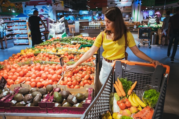 Une femme fait du shopping dans un supermarché de la ville