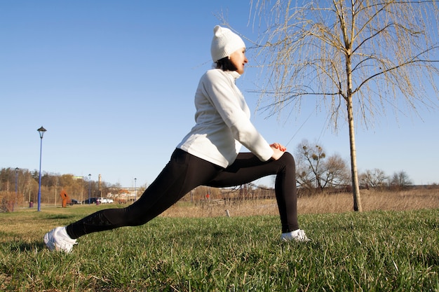 Une femme fait du sport en plein air