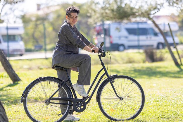 Photo une femme fait du vélo dans un parc.