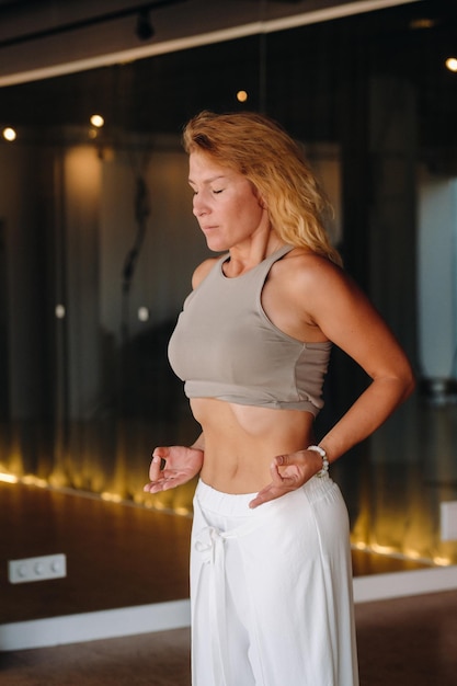 Une femme fait des exercices de respiration dans la salle de fitness Entraînement sportif à domicile pour les muscles de la presse