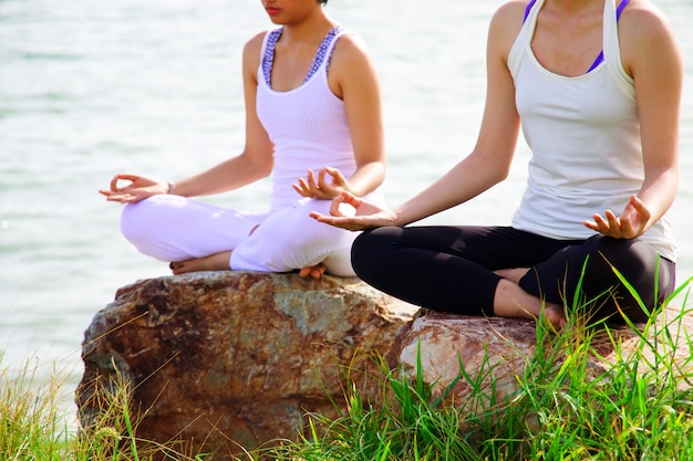 Photo femme fait méditation yoga