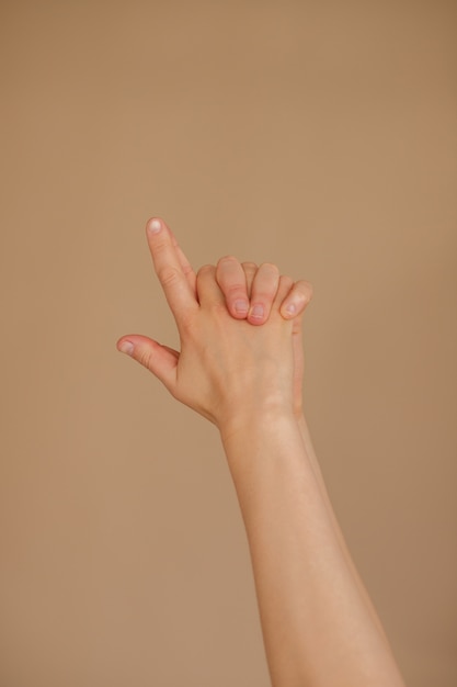 Photo femme fait mudra sur fond beige. yoga et méditation.