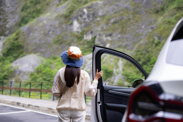 Une femme fait un road trip dans le taroko de Hualien à Taïwan